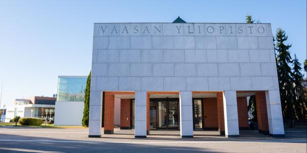 Vaasan yliopiston Tervahovi-rakennuksen pääsisäänkäynti