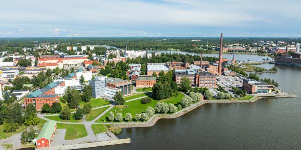 Vaasan yliopiston kampus ilmakuvassa kaupunkiin päin
