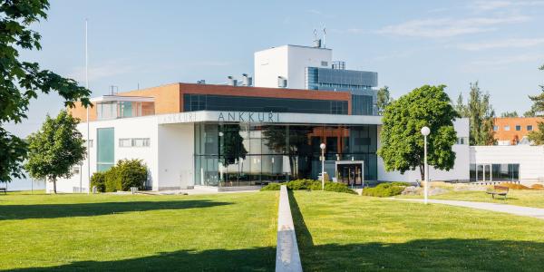 Vaasan yliopiston Ankkuri-rakennus ja kesäinen kampus