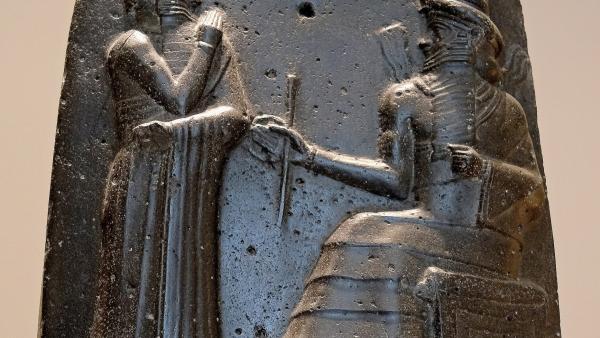 Hammurabin lakien kivipaasi Louvren taidemuseossa. Valtaistuimella istuva auringonjumala Shamash ojentaa lain kuningas Hammurabille. (kuva: Mbzt, creativecommons.org/licenses/by/3.0/deed.en)