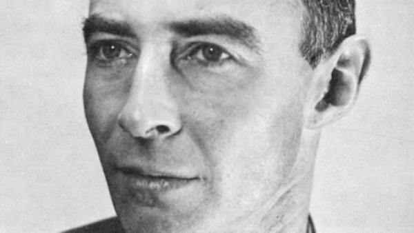 Robert Oppenheimer noin vuonna 1944, kuvan tekijä: Department of Energy, Office of Public Affairs - Taken from a Los Alamos publication (Los Alamos: Beginning of an era, 1943-1945, Los Alamos Scientific Laboratory, 1986), Attribution, https://commons.wikimedia.org/w/index.php?curid=63668