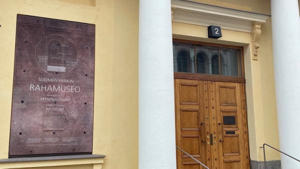 Suomen Pankin Rahamuseo sijaitsee aivan Senaatintorin kulmassa.