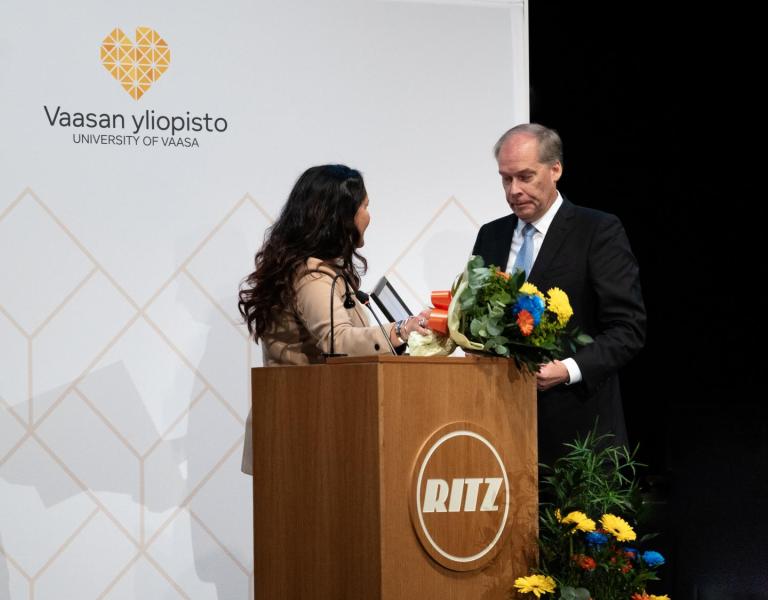 Jarno Syrjälä vastaanottaa vuoden alumni 2023 -palkintoa.