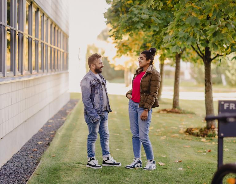 Sousza and Reshma on campus. Kuva: Taina Renkola