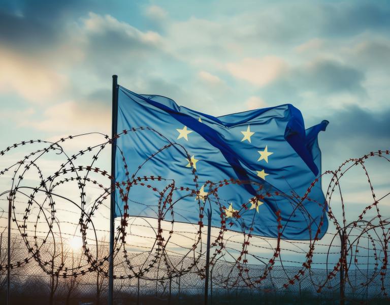 EU:n lippu ja piikkilankaa. Kuva: AdobeStock