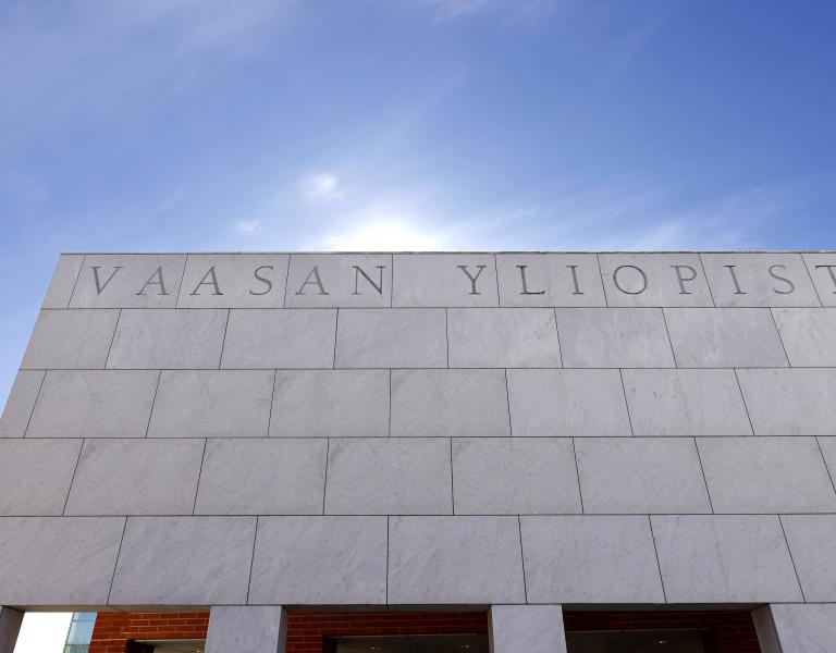 Vaasan yliopiston pääsisäänkäynti.