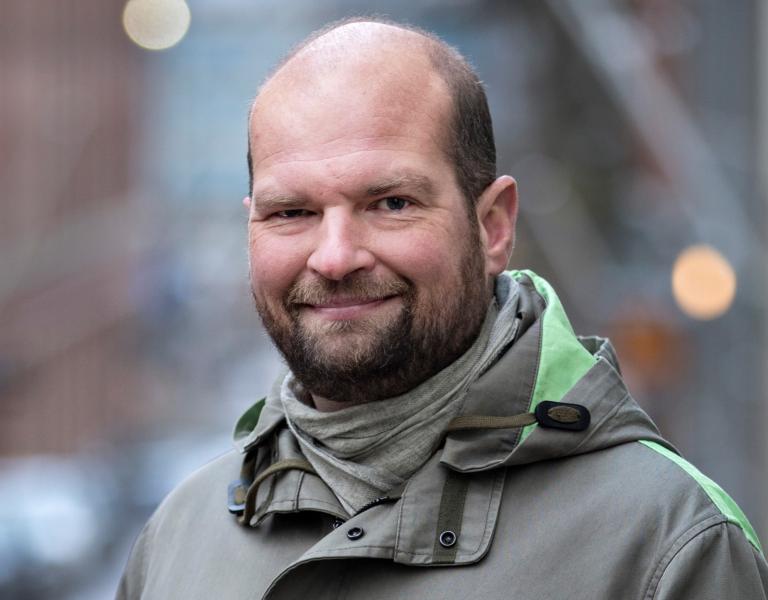 Sampo Ruoppila hymyilee ja katsoo kameraan.