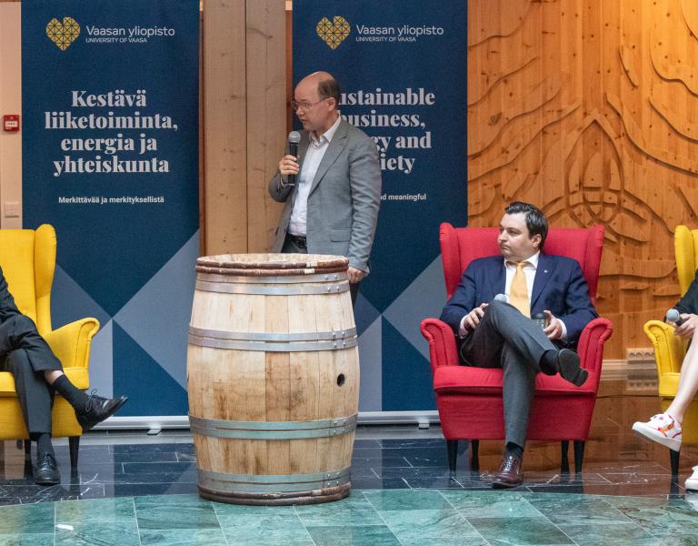 Energiasiirtymästa keskusteltiin Vaasan yliopiston paneelikeskustelussa.