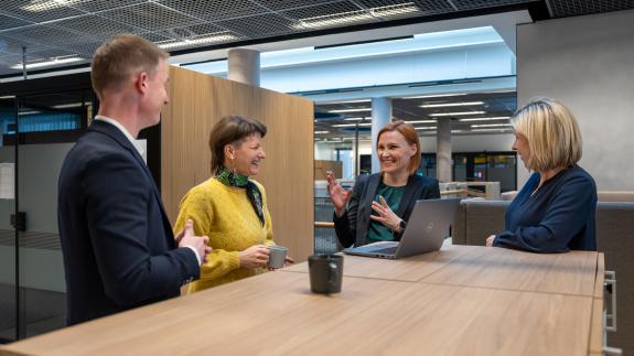 Tutkijat yhdessä kampuksella