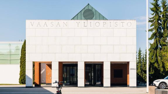 Photo of the entrance of the main building Tervahovi of the University of Vaasa.