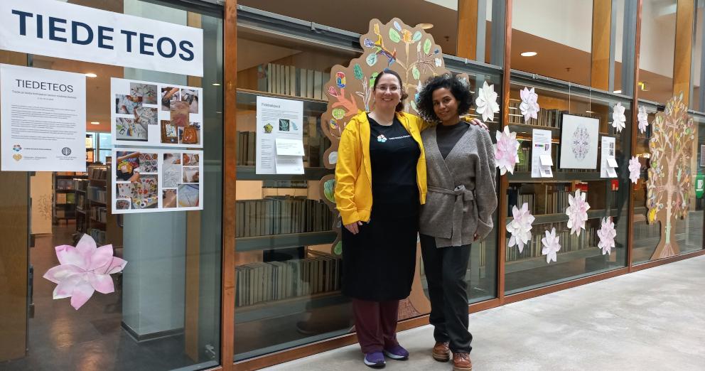 Tiedeteos -näyttely Tiedeteos -taidenäyttely. Saara Lehto ja Noushin Jafarzi ja taustalla taidenäyttelyn teoksia