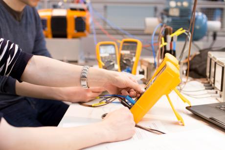 Jännitteen mittausta laboratoriossa
