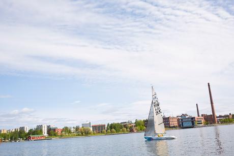 Purjevene kampuksen edustalla