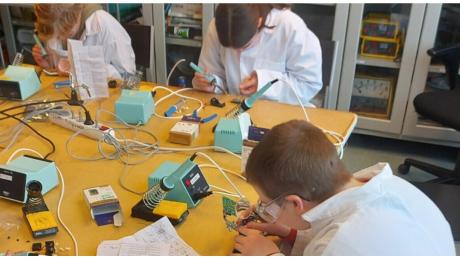 3 lasta kolvaavat pöydällä