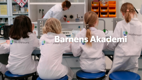 Lapsia työpajassa