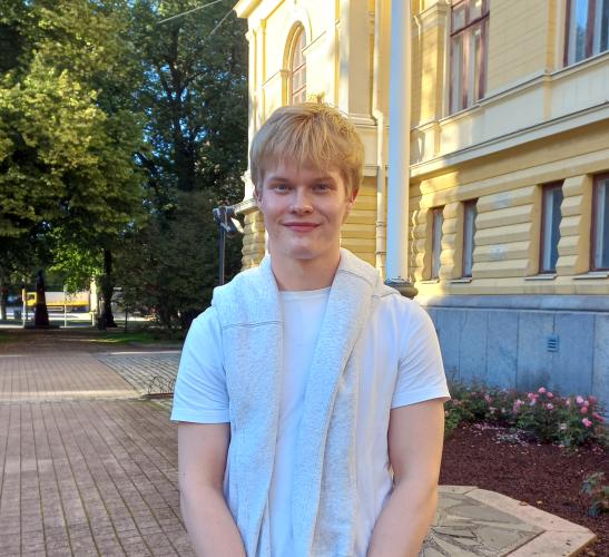 Eeki, student, standing in Vaasa city center